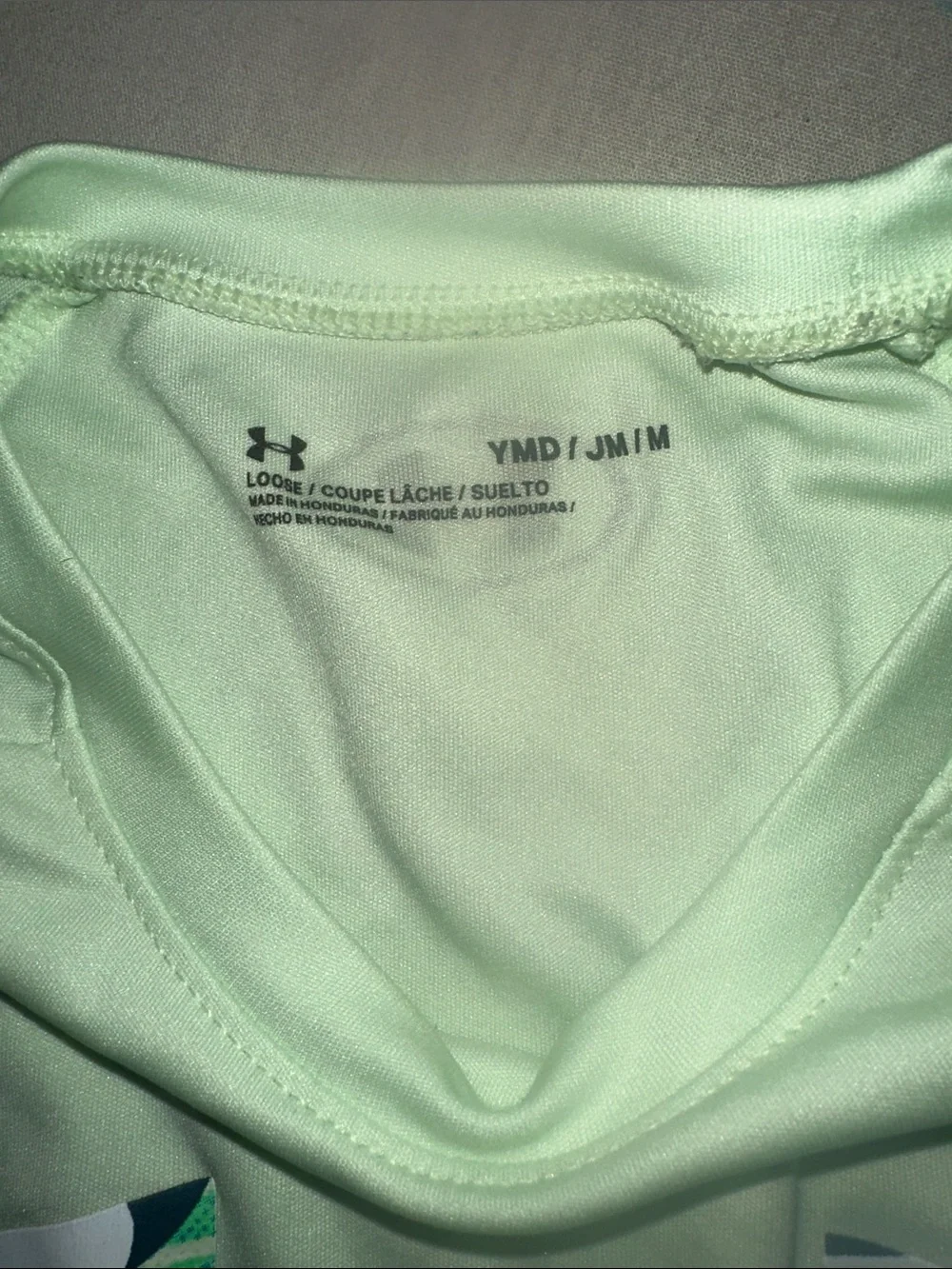 Kids Size M Under Armour Long Sleeve Logo Shirt - Pale Green with Blue/Green